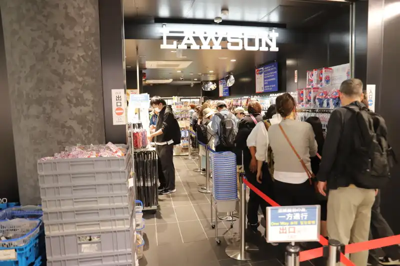 改札を出たところにある小さなローソン