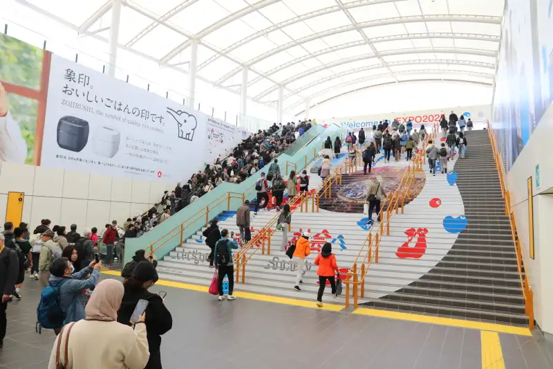 駅から地上へ出る階段を上ると、目の前が東ゲート