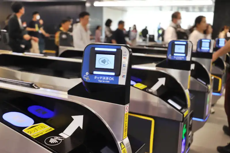 改札の上部に取り付けられているクレジットカードのタッチ決済