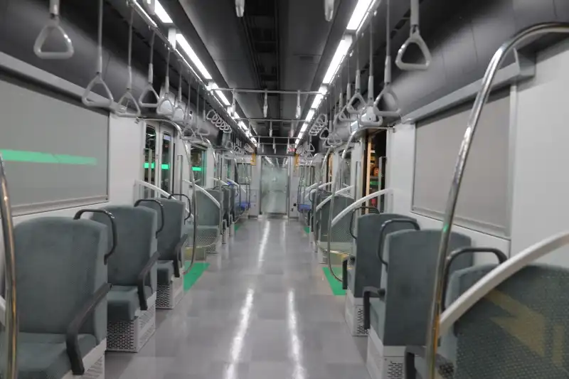 4号車は1人掛けシートを採用し、荷棚や吊り広告を廃止