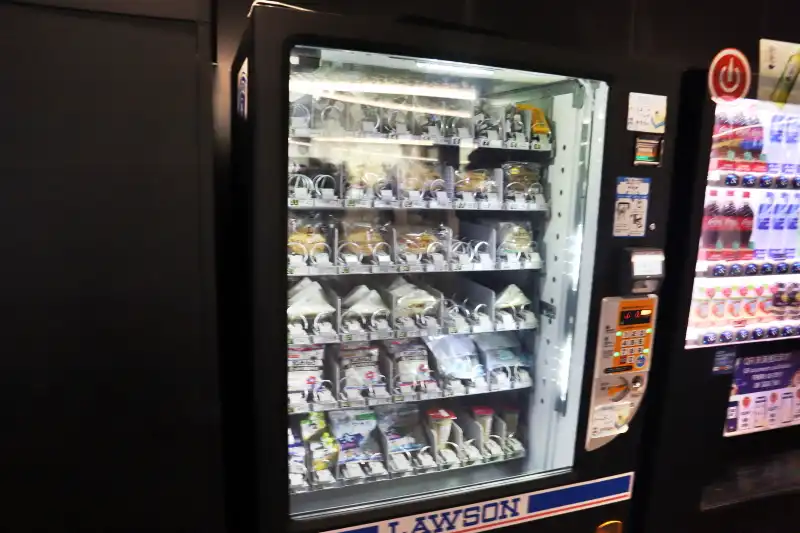 おにぎりやサンドウィッチを売る自動販売機