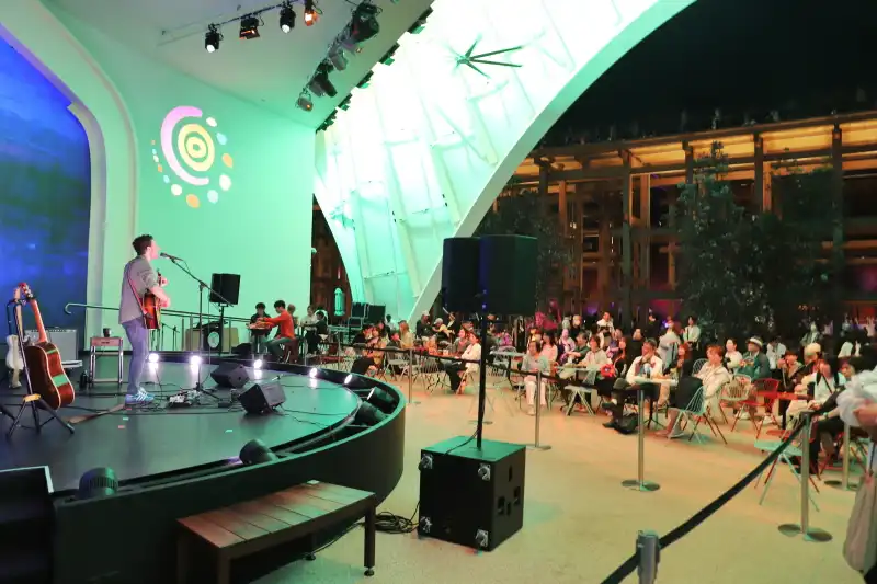 ライブやイベントが行われる屋外ステージ(入館不要)