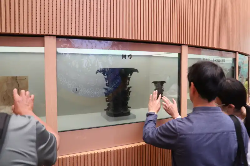 ガラスが透明モニタとなっていて指でタッチしながら映像や情報を表示