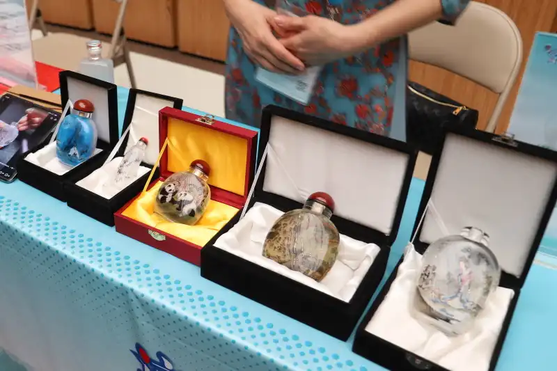タバコ容器の内側に巧妙な絵を描く、第1次国家級無形文化遺産「衡水内画」