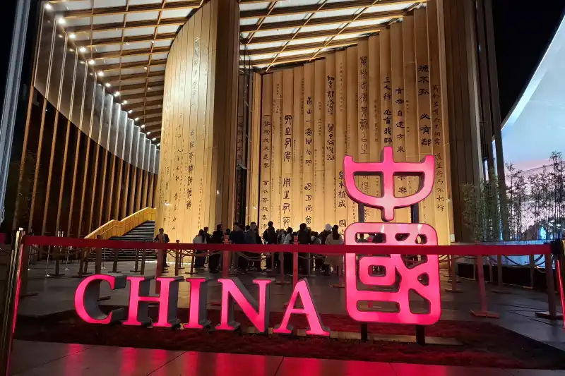 CHINAの文字が赤く浮かび上がる夜の中国パビリオン