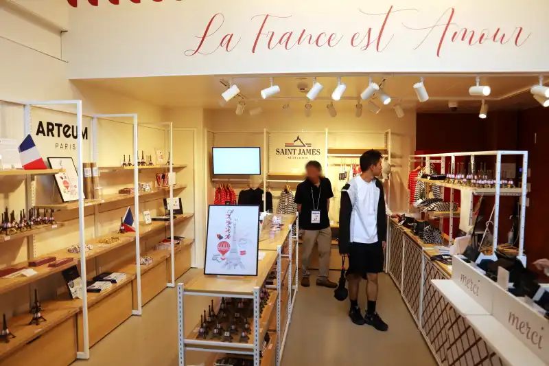 トレーナーやオブジェなどを販売するショップ「ARTeUM PARIS」