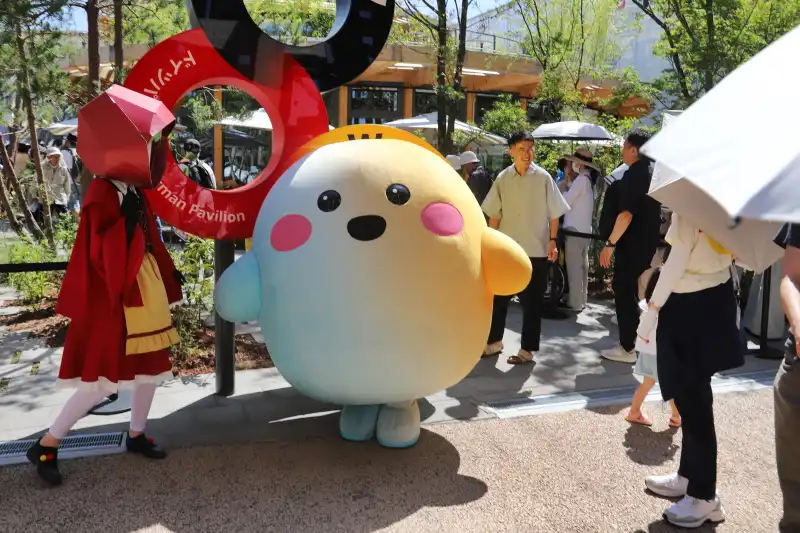 パビリオンの前でサーキュラーが来場者のお出迎え