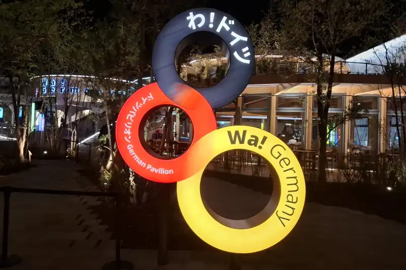 夜になるとライトアップされ、浮かび上がるような夜景