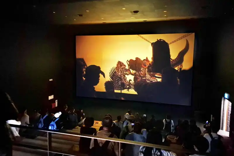 伝統的な影絵芝居「ワヤン・クリ」を紹介するドキュメンタリーの上映シアター