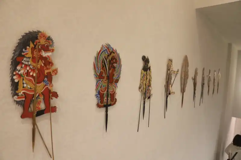 影絵芝居で使う「操り人形」は館内出口付近にある階段横に展示