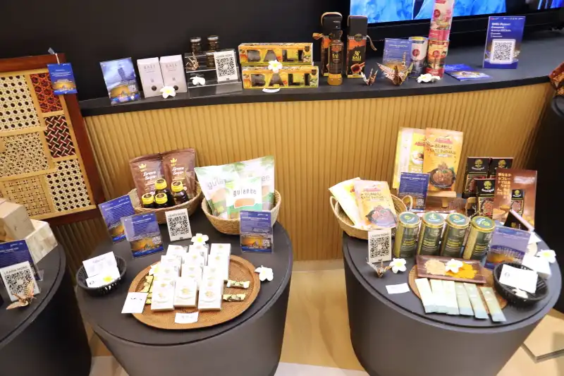 お菓子やアクセサリーなどインドネシア商品の展示コーナー