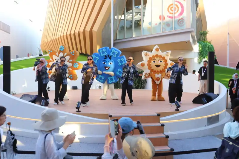 伝統的な踊りや観客参加型ダンスが行われる野外ステージ