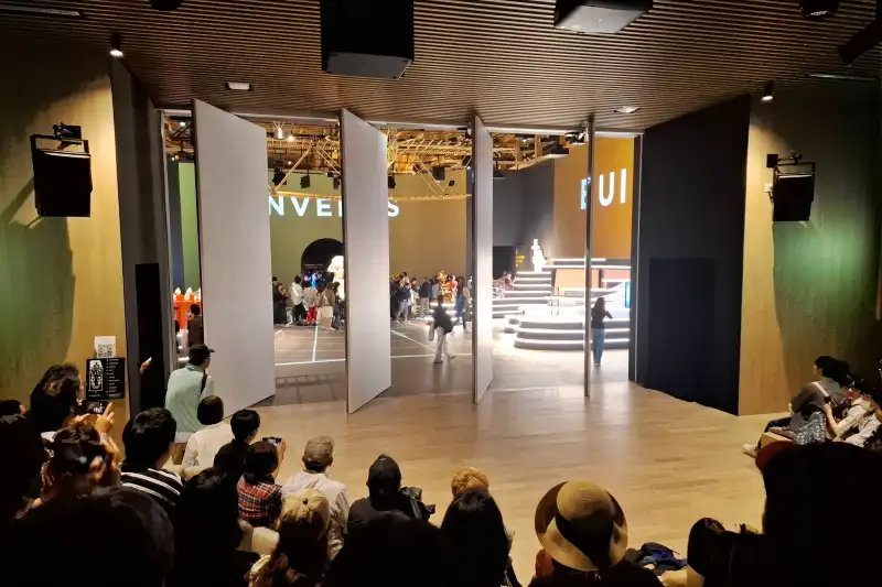 映像が終わると目の前の壁が開き、展示室が現れるサプライズの様な演出