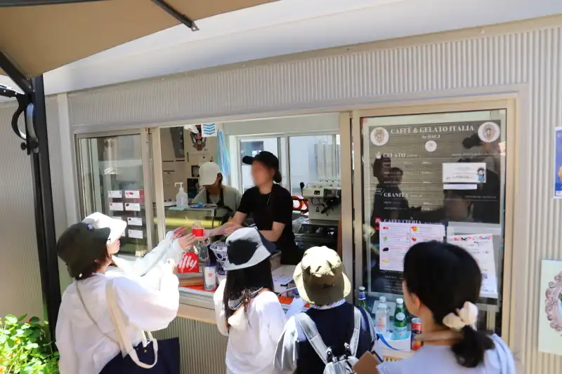 ジェラートやフローズンドリンクのあるテイクアウト(カフェ)