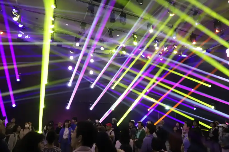録音した声はAIが曲へ変換して、音と光で音楽パフォーマンス