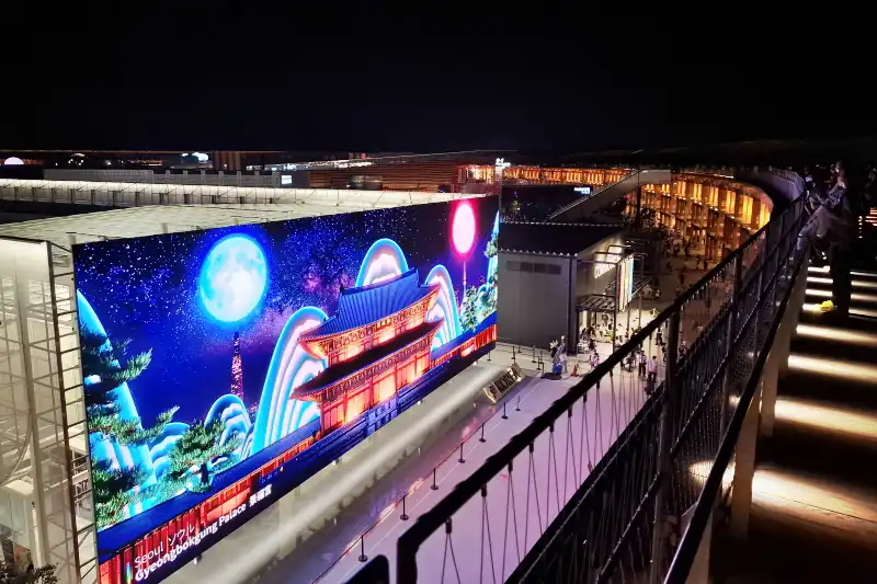 大屋根リングの上から眺める夜の韓国パビリオン