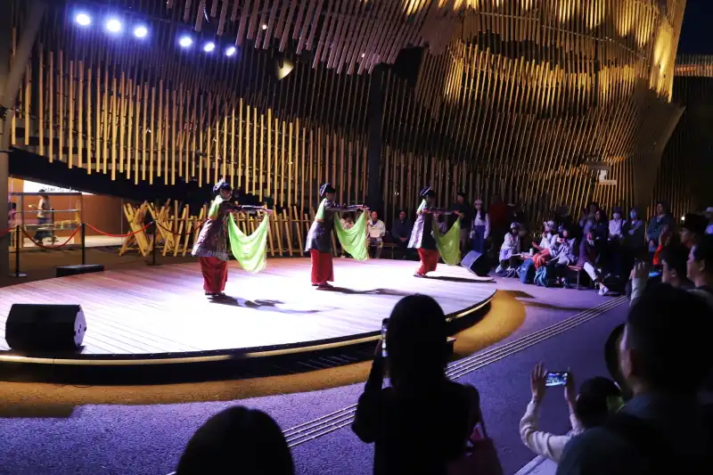 伝統的な踊りや参加型のダンスが行われる屋外ステージ
