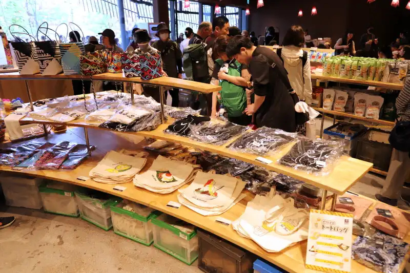 Tシャツやカバン、お菓子など販売するおみやげショップ