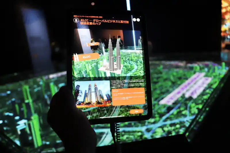 ＡＲ技術を使って建物や説明が表示されるタブレット