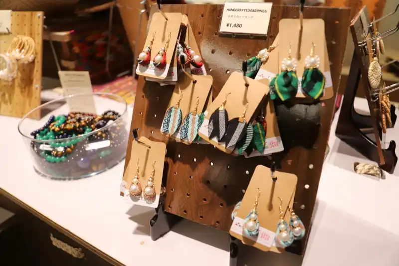 イヤリングやブレスレットなど手作りアクセサリーも販売