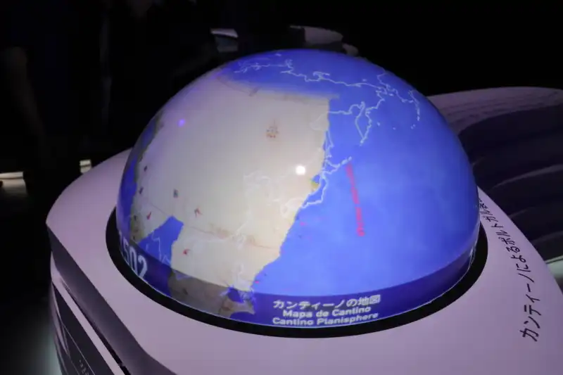 世界地図の移り変わりを1502年から映像化した球体型スクリーン