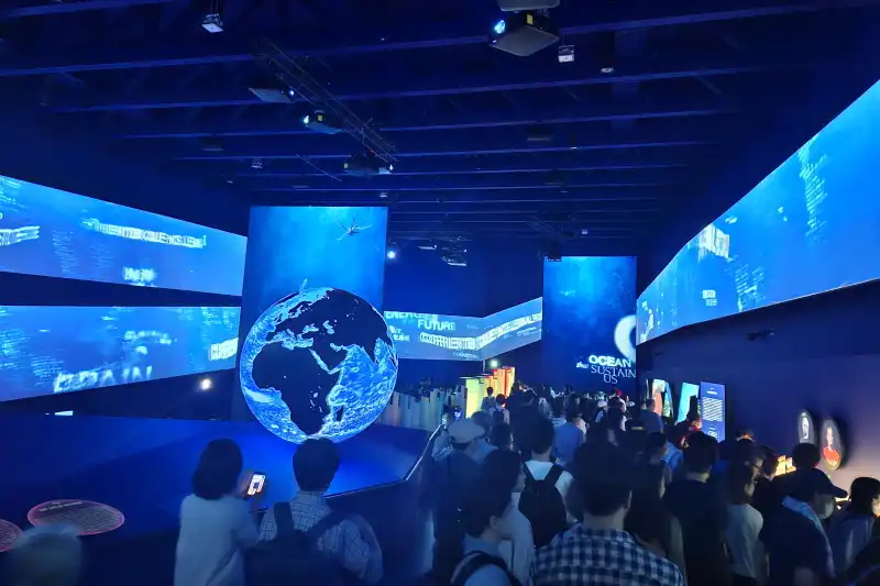 海をテーマにした館内は大変広く、ブルーのライトで統一