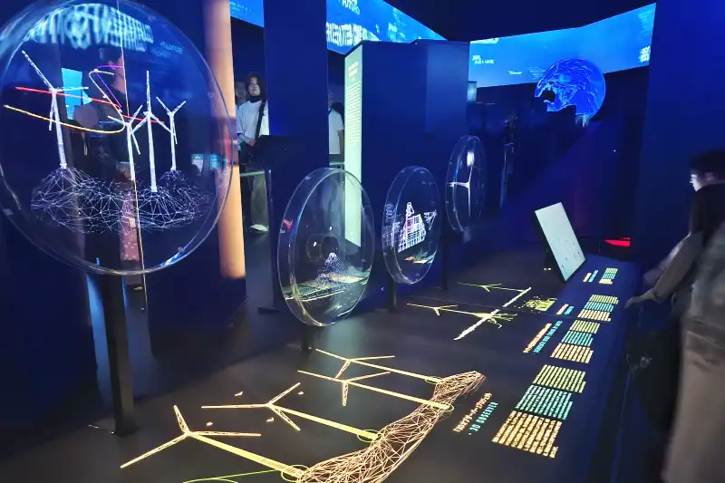 風力発電を解説するコーナーは、空中に映像を映し出し近未来的な展示方法