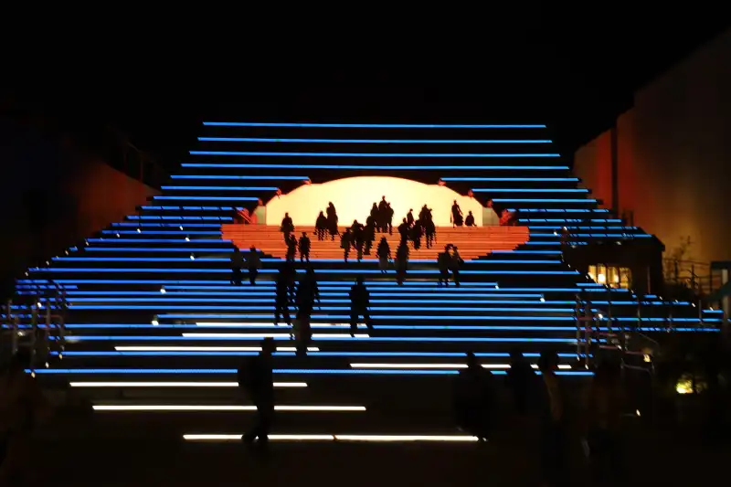 海に太陽が沈むように演出されている夜のスペインパビリオン