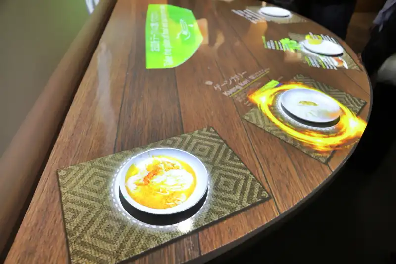 プロジェクションマッピングでお皿に映像を投影して楽しく料理紹介