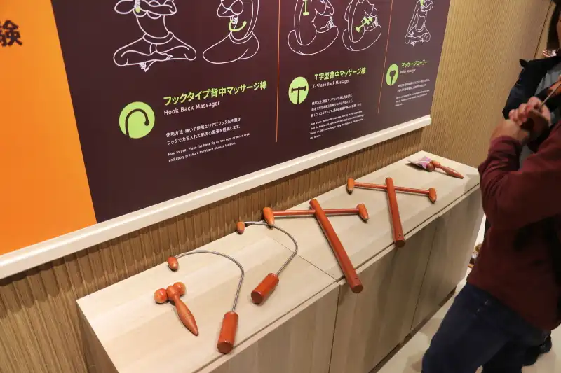 マッサージ棒やマッサージローラーもあり、筋肉のコリをほぐすコーナー
