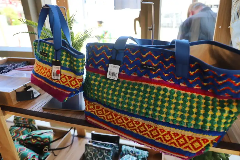 美容関連の商品を始め、伝統工芸品のカバンなども販売
