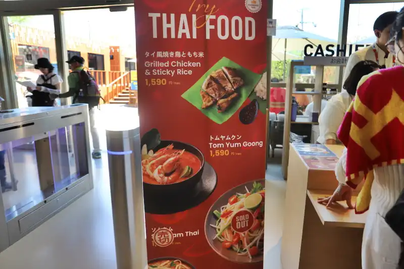 メニューは週替わりとなっていて、訪れた日はトムヤムクンとタイ風焼き鳥