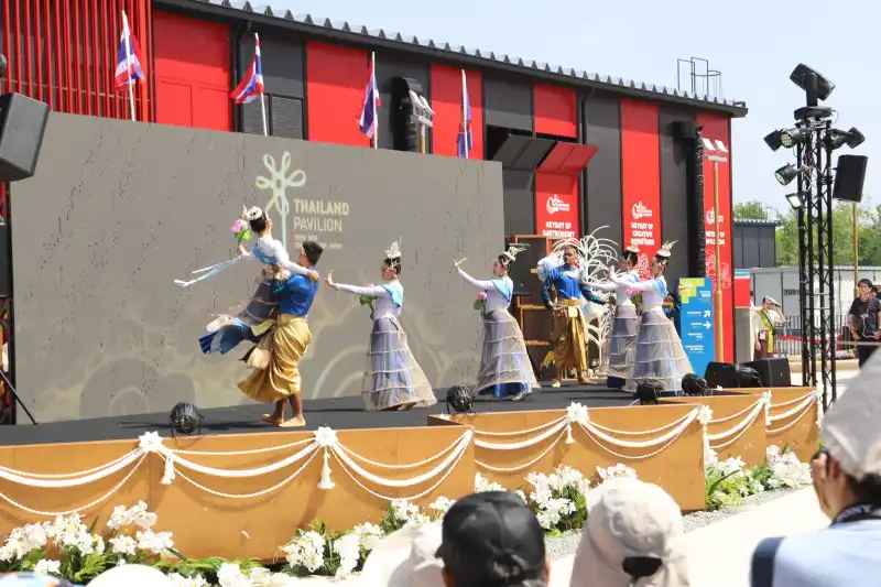 タイの伝統的な踊りや様々なショーが開催される屋外ステージ