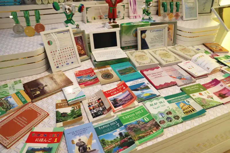 五重塔やお城の写真がデザインされている日本語の教科書