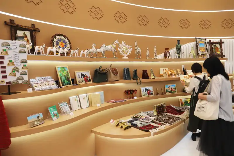 伝統工芸や置物などのお土産品を販売するオフィシャルショップ