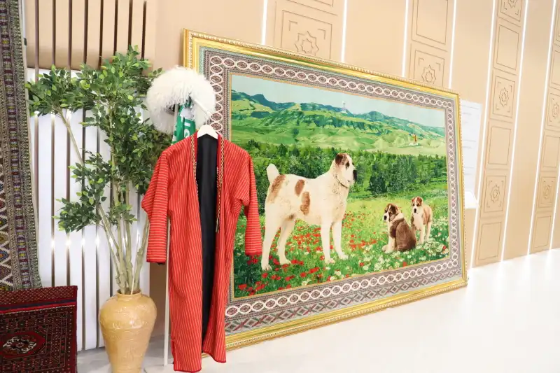 頭にファーを被り、民族衣装を着て、絵画の前で写真撮れるスポット