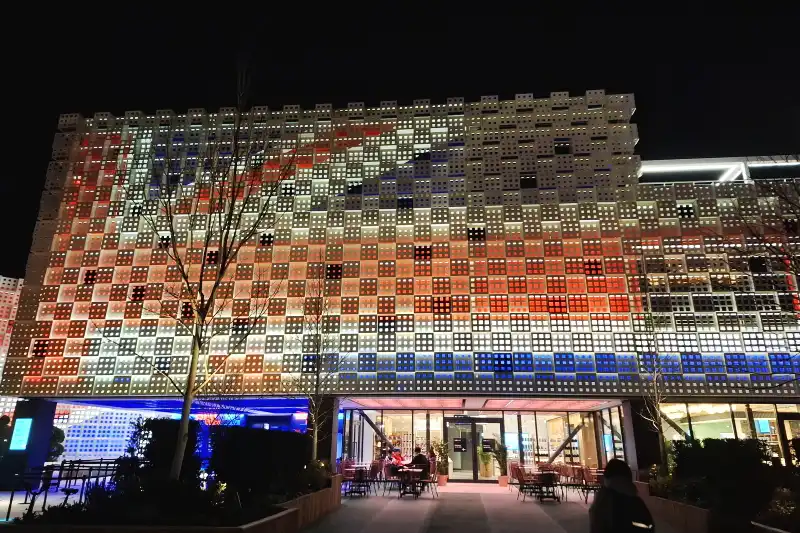 国旗のデザインにライトアップされる夜の英国パビリオン