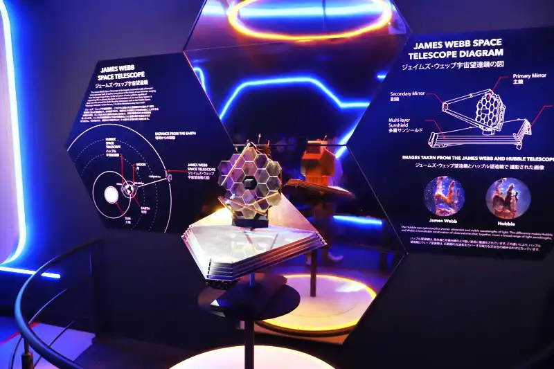 宇宙開発コーナーにあるジェイムズ・ウェッブ宇宙望遠鏡