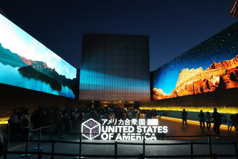 夜空に大型スクリーンの映像が鮮やかに浮かび上がる夜のアメリカ館