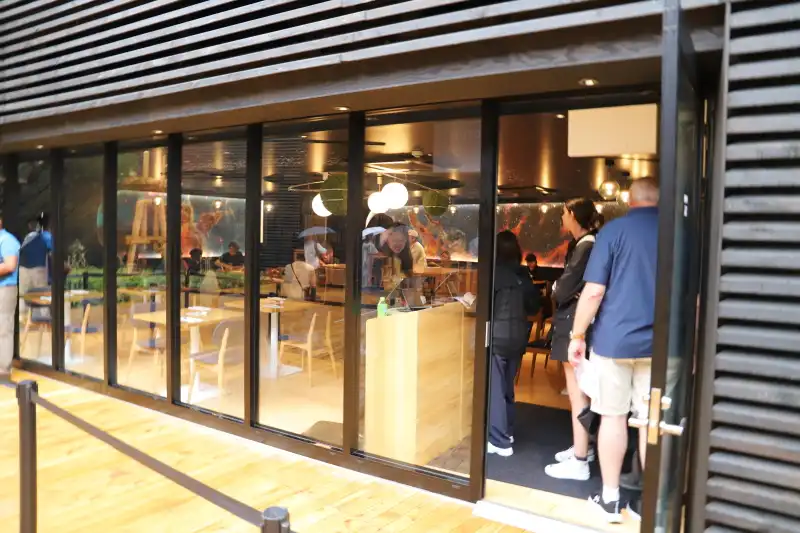 ビーフやサーモンのバーガーがあるレストラン「アストロスパーク」