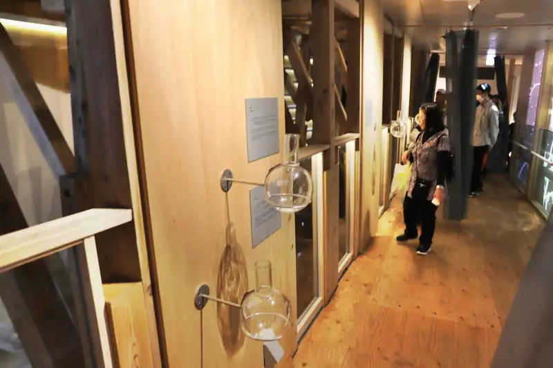 金属、布、植物、油、お金、お花など、ガラス容器に入った匂い体験コーナー