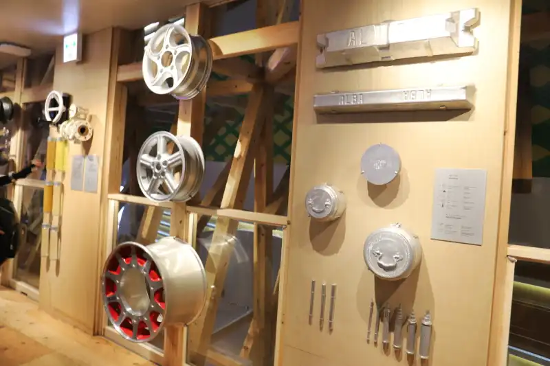 製品やインゴットが展示されているアルミニウム関連コーナー