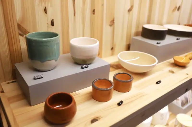 色々なお土産品が並び、ライトブルーのトートバッグが人気