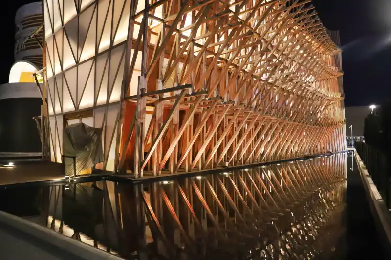 水盤に美しく建物が映り込む夜のバーレーンパビリオン
