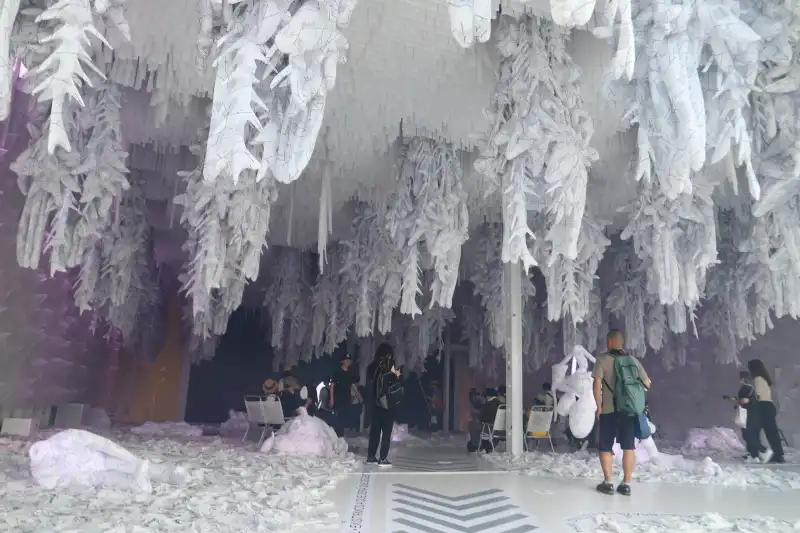 天井や床に様々なオブジェが見られる真っ白なアート空間