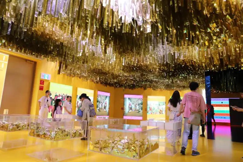 鮮やかな金色に飾られている絵画パネルの展示フロア