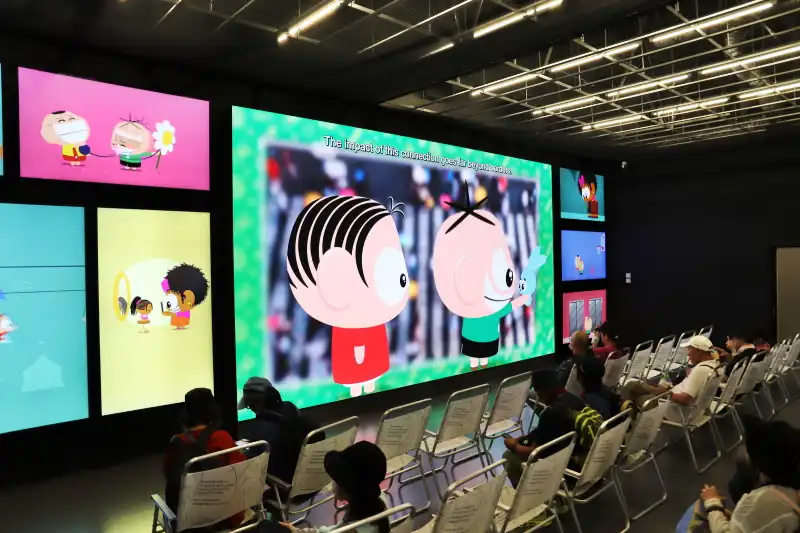 可愛いキャラクターが登場して映像でブラジルの歴史文化を紹介