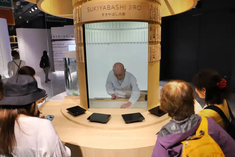 有名店「すきやばし次郎」の鮨職人が握るバーチャル寿司コーナー