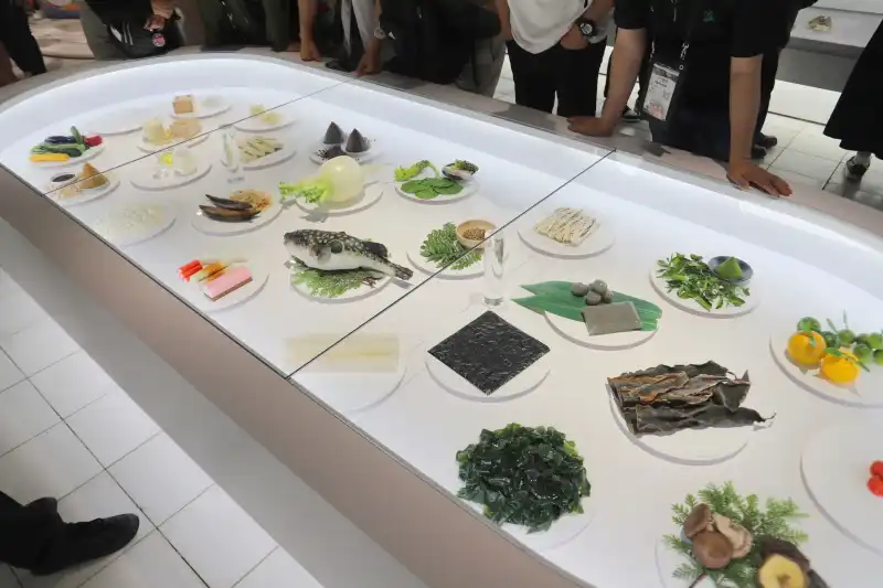 和食を支える食材の食品サンプル展示では、紛れている本物探しにチャレンジ