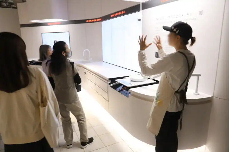 各ブースにはスタッフがつき、展示を分かりやすいように解説